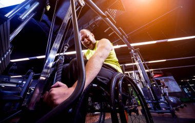 Rehabilitasyon merkezinde engelli adam eğitimi