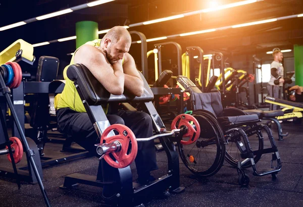 Entrenamiento para discapacitados en el gimnasio del centro de rehabilitación —  Fotos de Stock