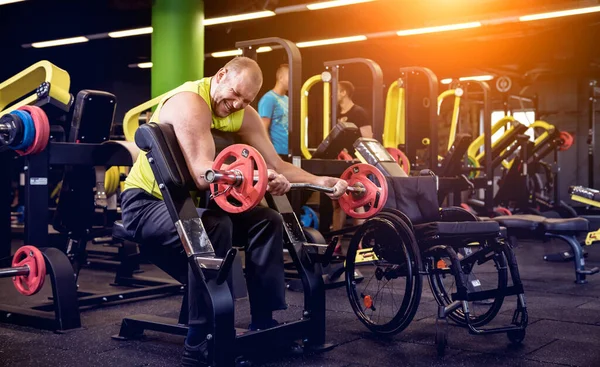 Training van gehandicapten in de fitnessruimte van het revalidatiecentrum — Stockfoto