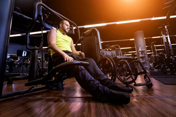 Обучение инвалидов в тренажерном зале реабилитационного центра — стоковое фото