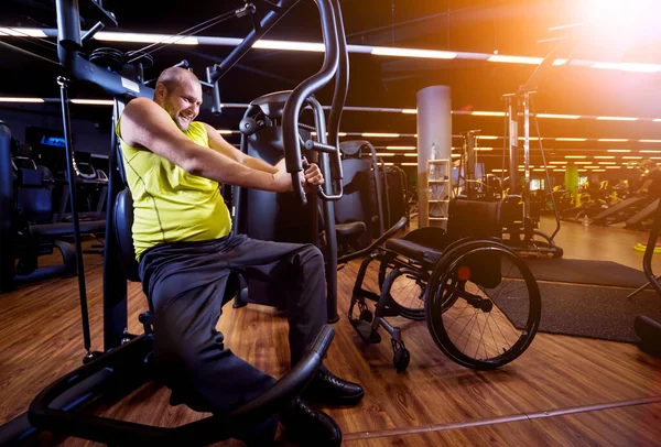 Training van gehandicapten in de fitnessruimte van het revalidatiecentrum — Stockfoto