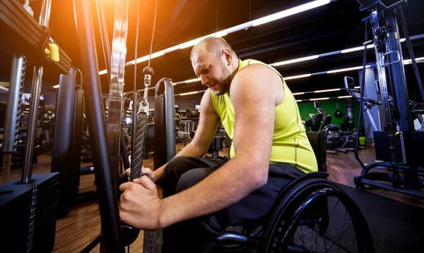 リハビリテーションセンターのジムで障害者のトレーニング — ストック写真