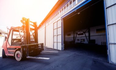 Büyük endüstriyel forklift depoya giriyor..