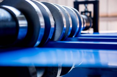 Modern metal fabrikasında metal levha oluşturma makinesi.