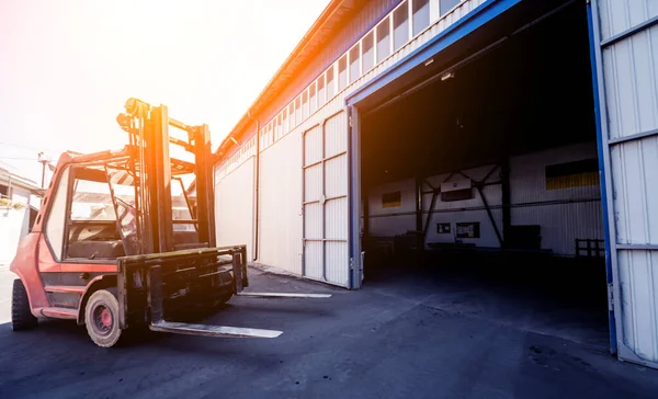 A grande empilhadeira industrial entra no armazém. — Fotografia de Stock