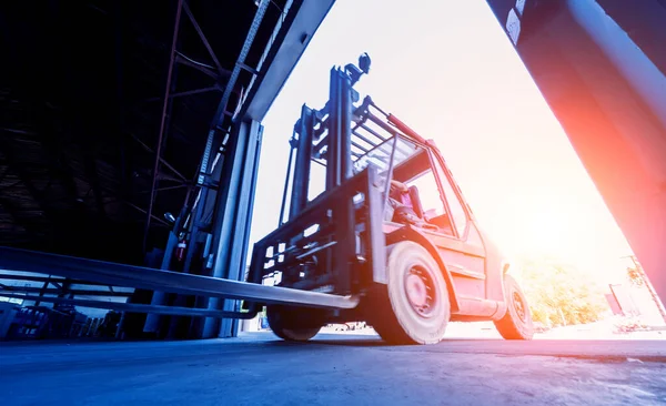 De grote industriële heftruck rijdt het magazijn in. — Stockfoto