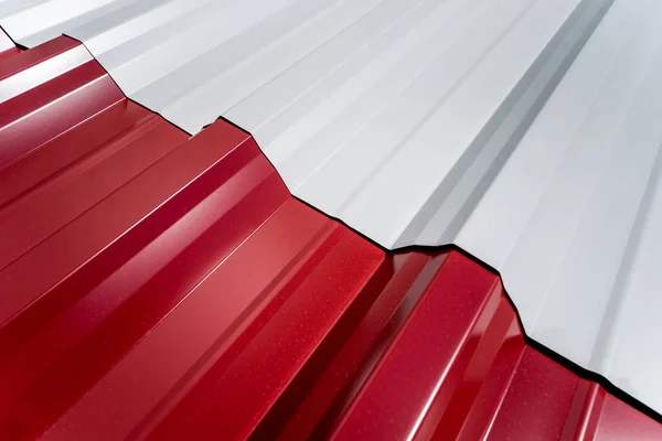 Kırmızı ve beyaz metalik çatı kiremitleri ile su damlaları. — Stok fotoğraf