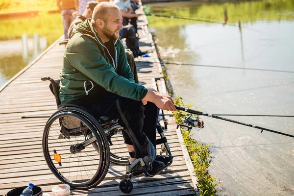 Campeonato de pesca deportiva entre personas con discapacidad. — Foto de Stock