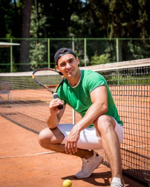 Tenis kortunda genç bir sporcunun portresi.