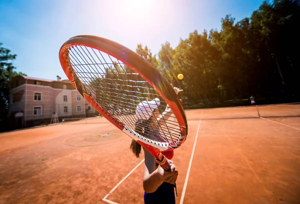 Ung atletisk kvinna spelar tennis på planen. — Stockfoto