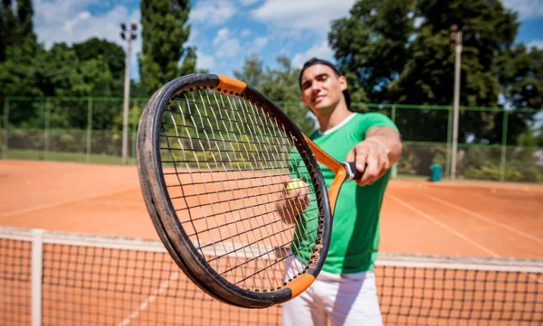 Retrato de jovem atlético na quadra de tênis. — Fotografia de Stock