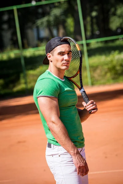 Retrato de jovem atlético na quadra de tênis. — Fotografia de Stock