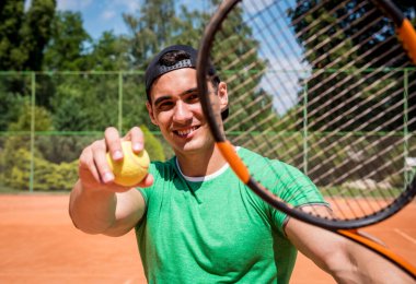 Tenis kortunda genç bir sporcunun portresi.