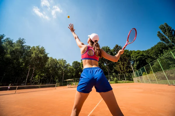 Giovane donna atletica che gioca a tennis in campo. — Foto Stock