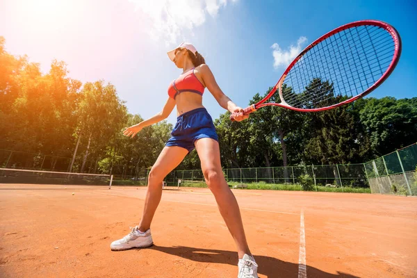 Młoda wysportowana kobieta grająca w tenisa na korcie. — Zdjęcie stockowe