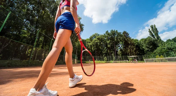 Portret młodej atletycznej kobiety na korcie tenisowym. — Zdjęcie stockowe