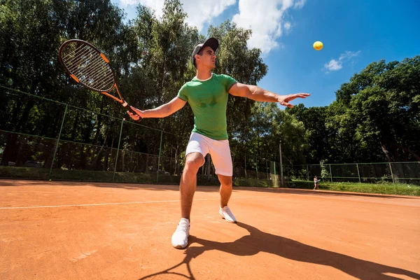 若い運動選手がコートでテニスをする. — ストック写真