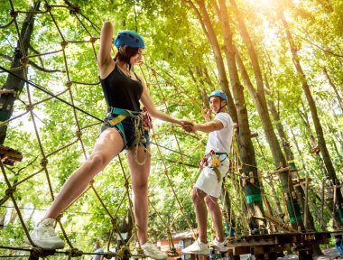 Genç çift macera parkında eğleniyor..