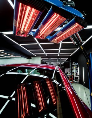 Kaydetme parlatıcısını uyguladıktan sonra vücut parçalarının kurutulması için kızılötesi lambalar