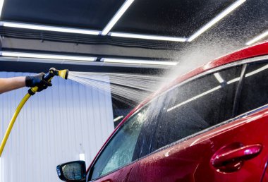 Servis çalışanı araba yıkamada araba yıkıyor..