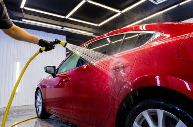 Servis çalışanı araba yıkamada araba yıkıyor..