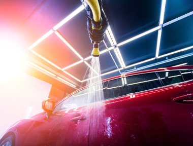 Servis çalışanı araba yıkamada araba yıkıyor..