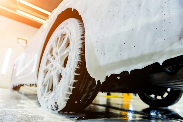 Rode auto wassen met actief schuim bij carwash service. — Stockfoto