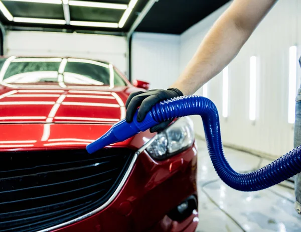 Trabajador de servicio hace secado automático del coche después del lavado. — Foto de Stock