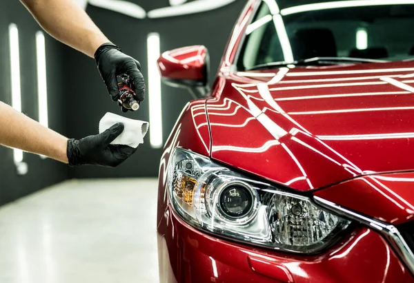 Bil servicearbetare tillämpa nano beläggning på en bil detalj. — Stockfoto