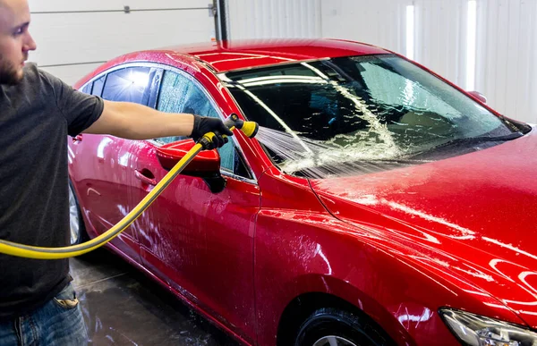 Trabajador de servicio de lavado de coches en un lavado de coches. — Foto de Stock