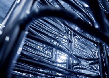 Metal boru inşaatının endüstriyel arka planı.