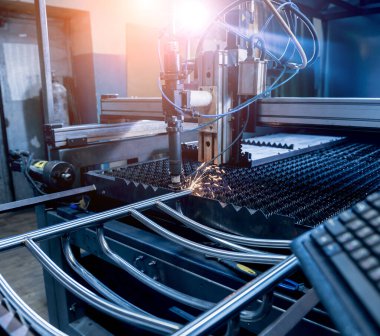 Lazer kesme makinesi borulardaki delikleri kesiyor.