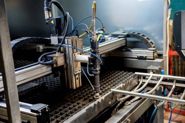 Lazer kesme makinesi borulardaki delikleri kesiyor.