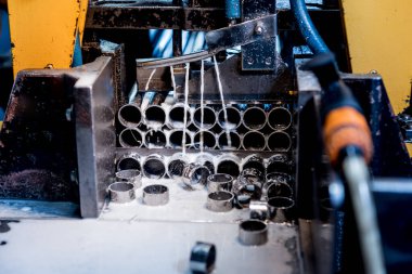 Metal boruları kesen su soğutuculu otomatik testere makinesi..
