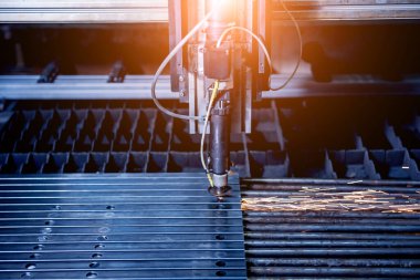 Lazer kesme makinesi borulardaki delikleri kesiyor.