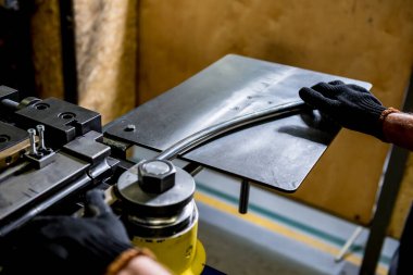 Bükme endüstrisi makinası boru oluşumu yapıyor.