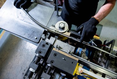 Bükme endüstrisi makinası boru oluşumu yapıyor.