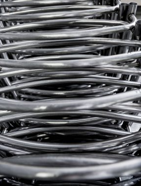 Metal boru inşaatının endüstriyel arka planı.