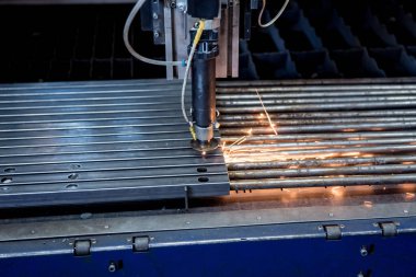 Lazer kesme makinesi borulardaki delikleri kesiyor.