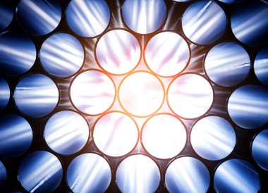 Bir paletin üzerine istiflenmiş çelik boruların soyut arkaplanı