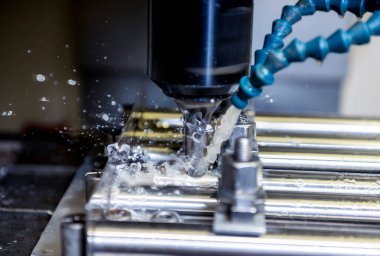 CNC değirmen makinesi borularda delik açıyor.