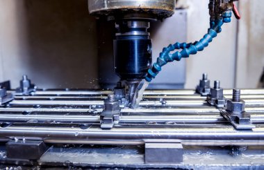 CNC değirmen makinesi borularda delik açıyor.