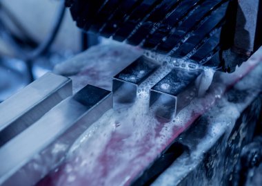 Bükme endüstrisi makinası boru oluşumu yapıyor.