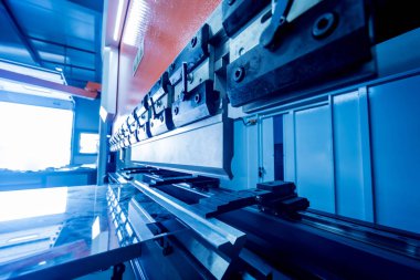 Metal fabrikasında Modren hidrolik bükme makinesi