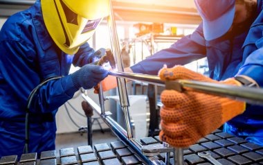 Argon kaynaklı çelik fabrikasında çalışan kaynakçı.