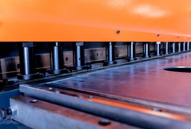 Metal fabrikasında Modren hidrolik bükme makinesi.