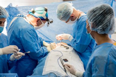 Göğüs kafesini çıkarıp yerine implant takmak için ameliyat..