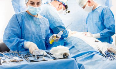 Göğüs kafesini çıkarıp yerine implant takmak için ameliyat..