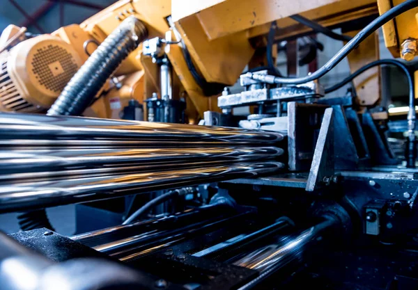 Máquina de serra de fita automática com água de refrigeração de corte de tubos de metal. — Fotografia de Stock