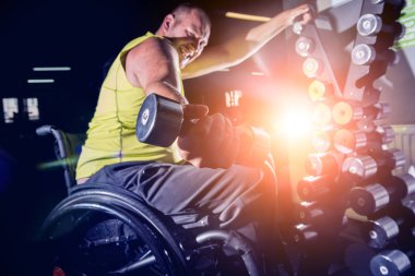 Rehabilitasyon merkezinde engelli adam eğitimi